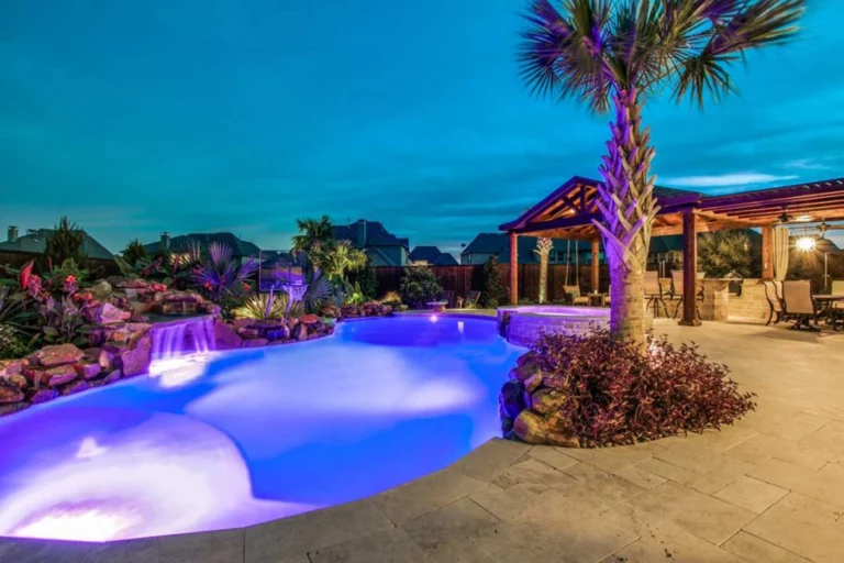 a custom pool at night by north dallas pool builder Weisz Selection