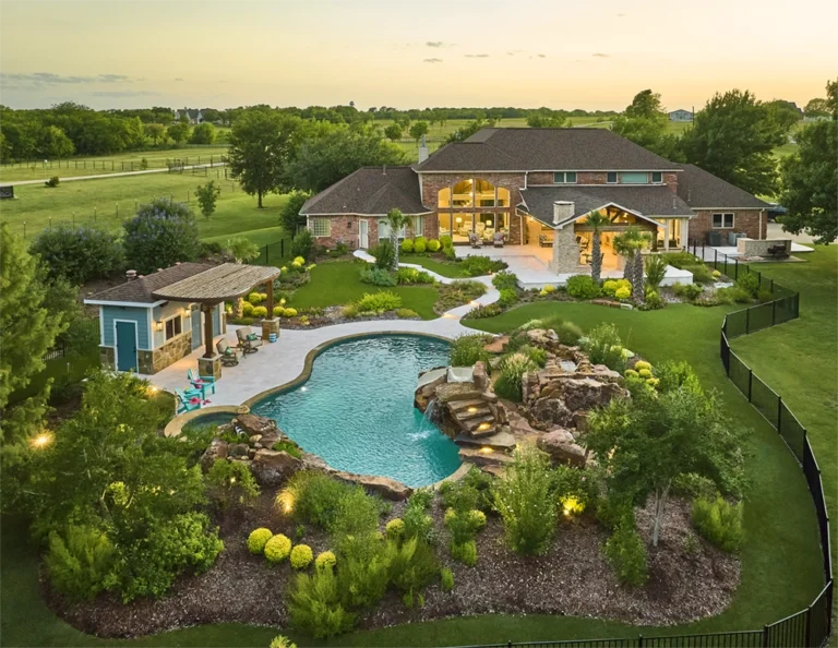 aerial view of pool with hardscaped living area